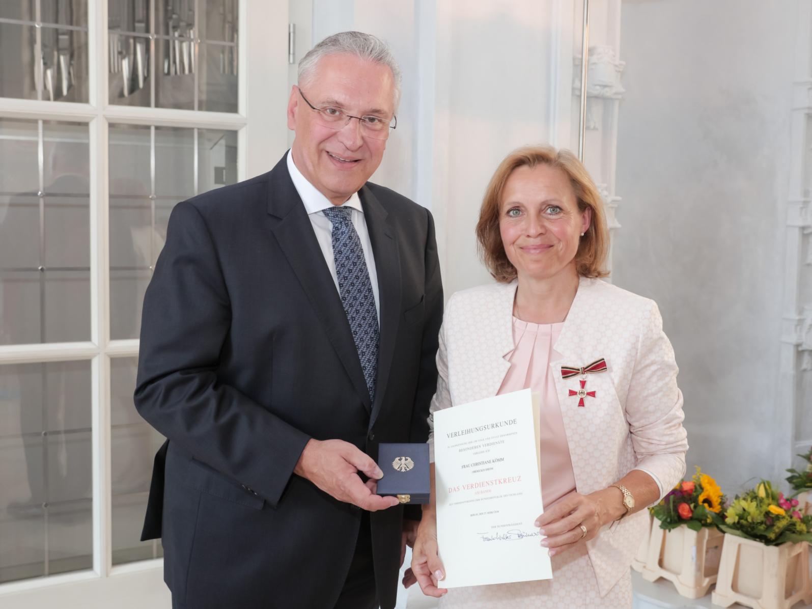 Christiane Kömm mit Staatsminister Joachim Herrmann (c) Meier_Fuchs