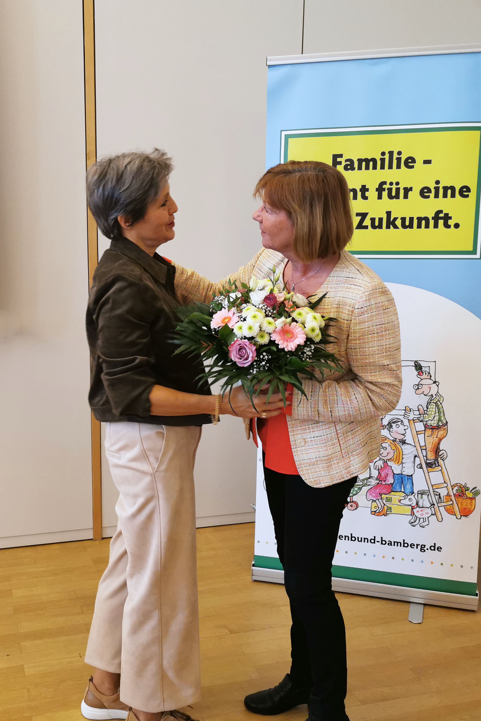 Übergabe Blumenstrauß an die KED-Beauftragte Petra Schuckert (c) FDK