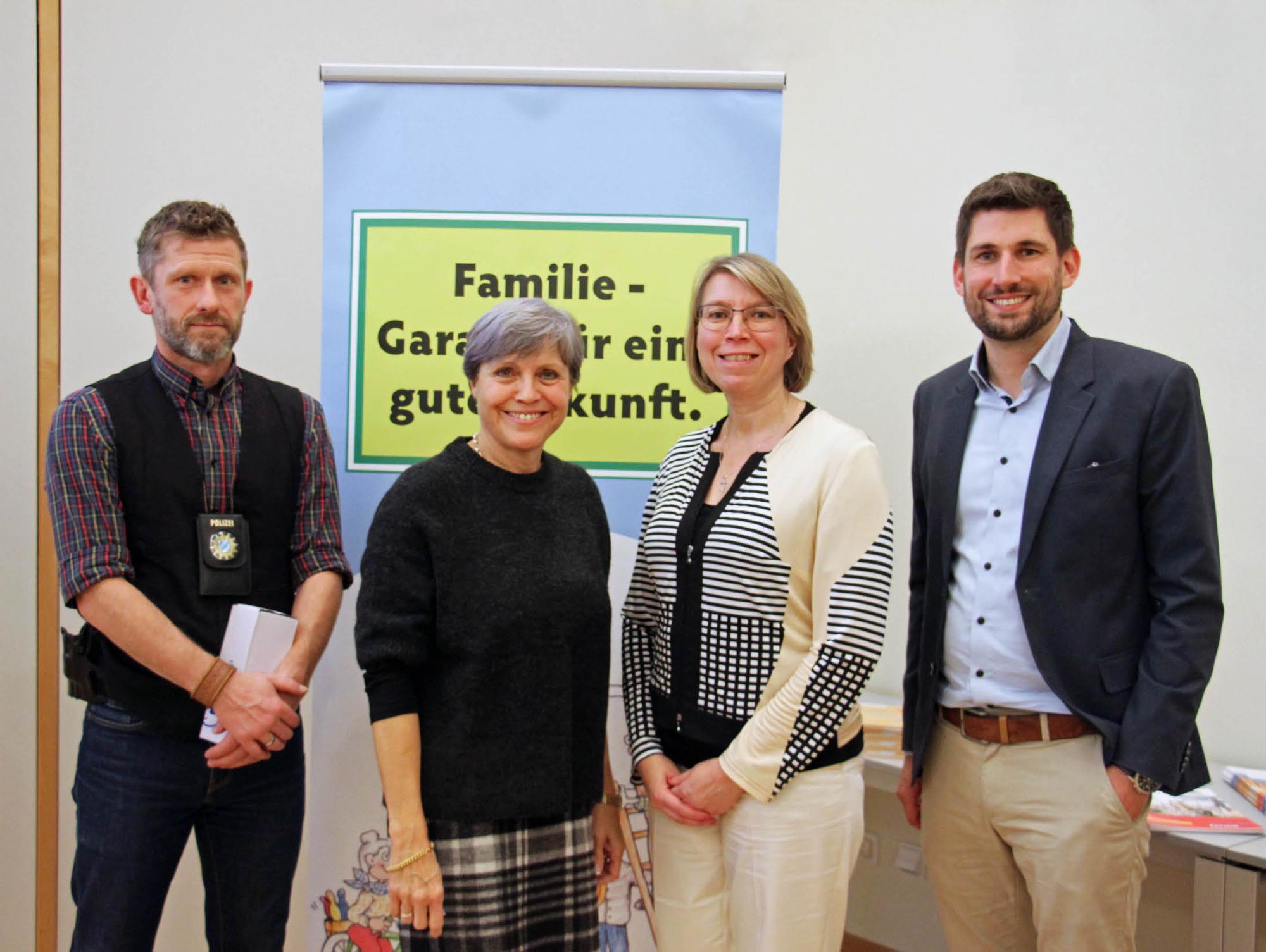 Familienbundsvorsitzende Christiane Kömm (2. von links) und Geschäftsführerin Anja Sauer mit den Referenten Oliver Weber (l.) und Benedikt Martin