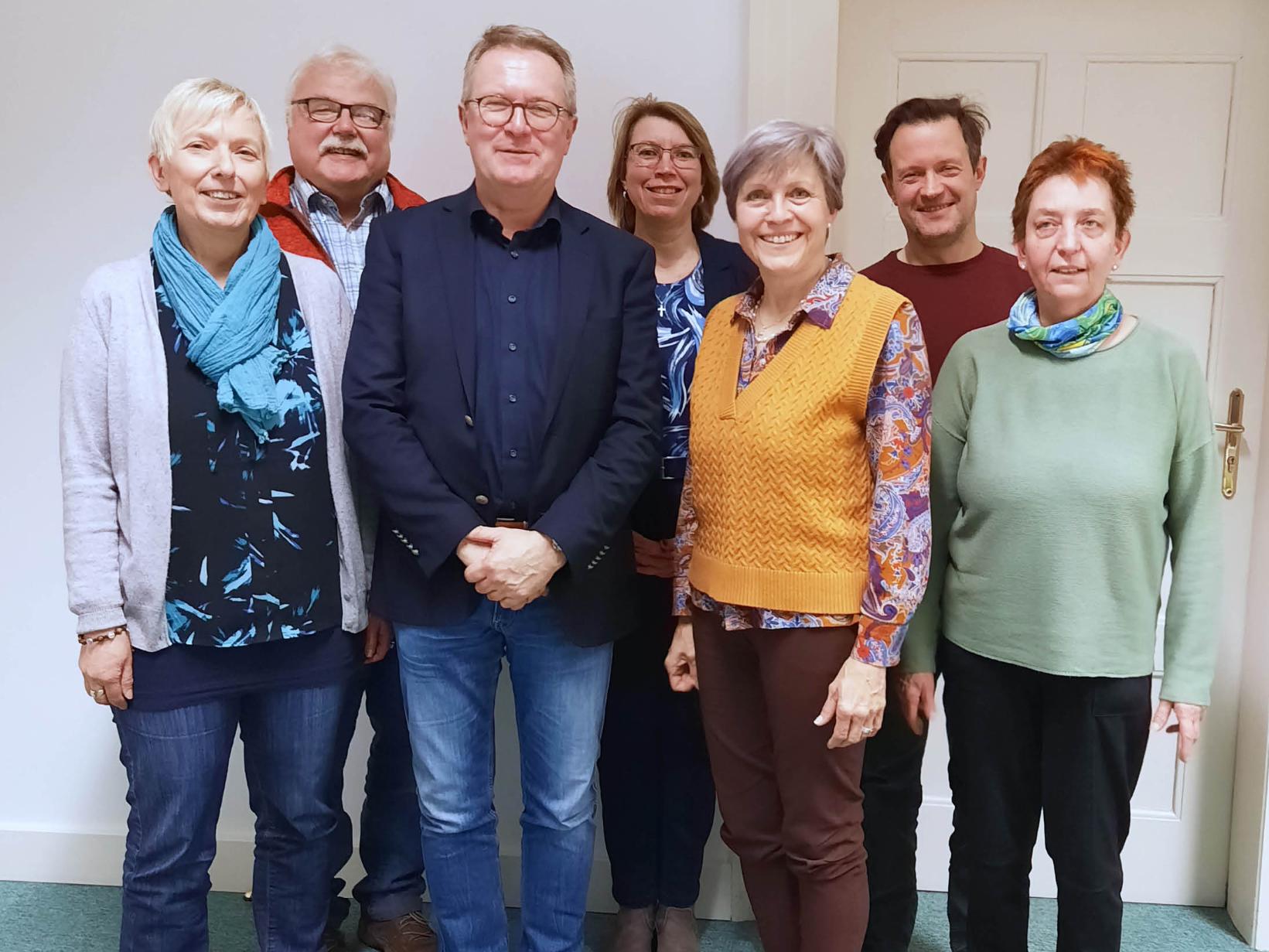 Der Landtagsabgeordnete Thomas Pirner (vorne Mitte) gemeinsam mit Mitgliedern des Diözesanfamilienrates (c) FDK