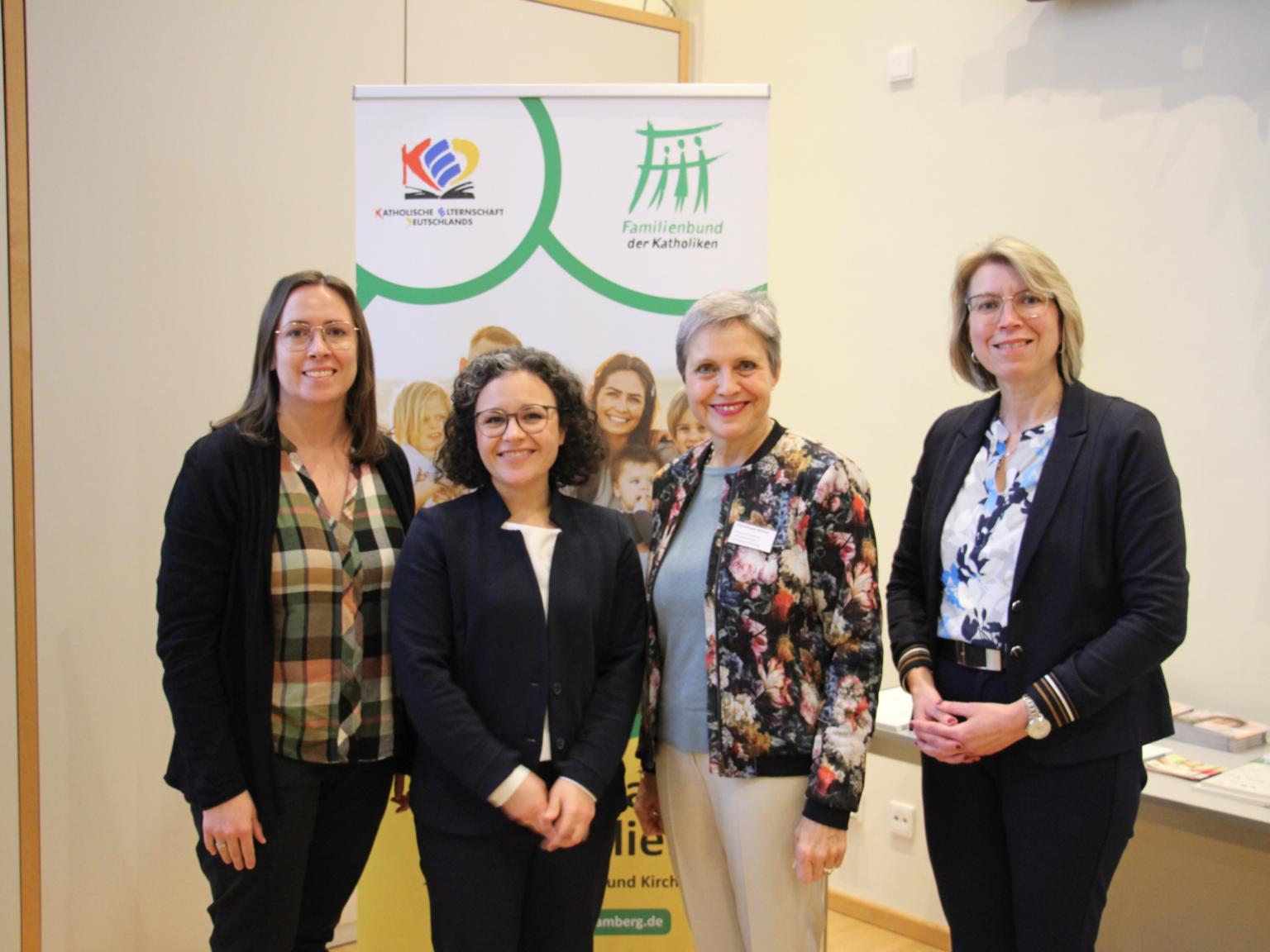 Referentin Dr. Ana Hoffmeister (2. v. l.) mit den Vertreterinnen des Familienbundes (von links) der stellvertretenden Geschäftsführerin Manuela Hofmann, Vorsitzender Christiane Kömm und Geschäftsführerin Anja Sauer. (c) Christiane Dillig