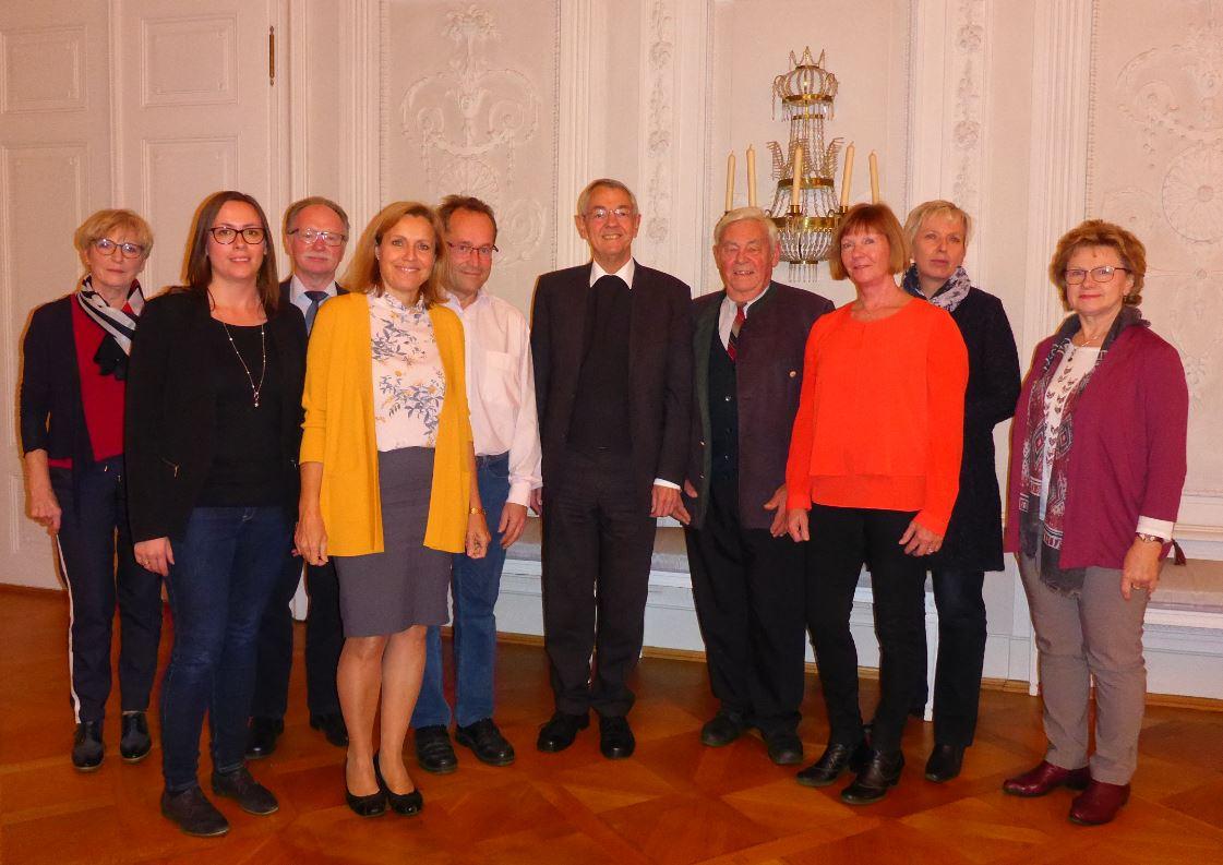 Foto zeigt vl: Helga Kestel, Manuela Hofmann (Geschäftsführerin), Edgar Maul, Christiane Kömm (Diözesanvorsitzende des Familienbundes), Markus Donhauser, H.H. Erzbischof Dr. Ludwig Schick, Prof. Dr. Tröster, Petra Schuckert (Diözesanbeauftragte der Katholischen Elternschaft), Ursula Knitt, Lydia Heilmann