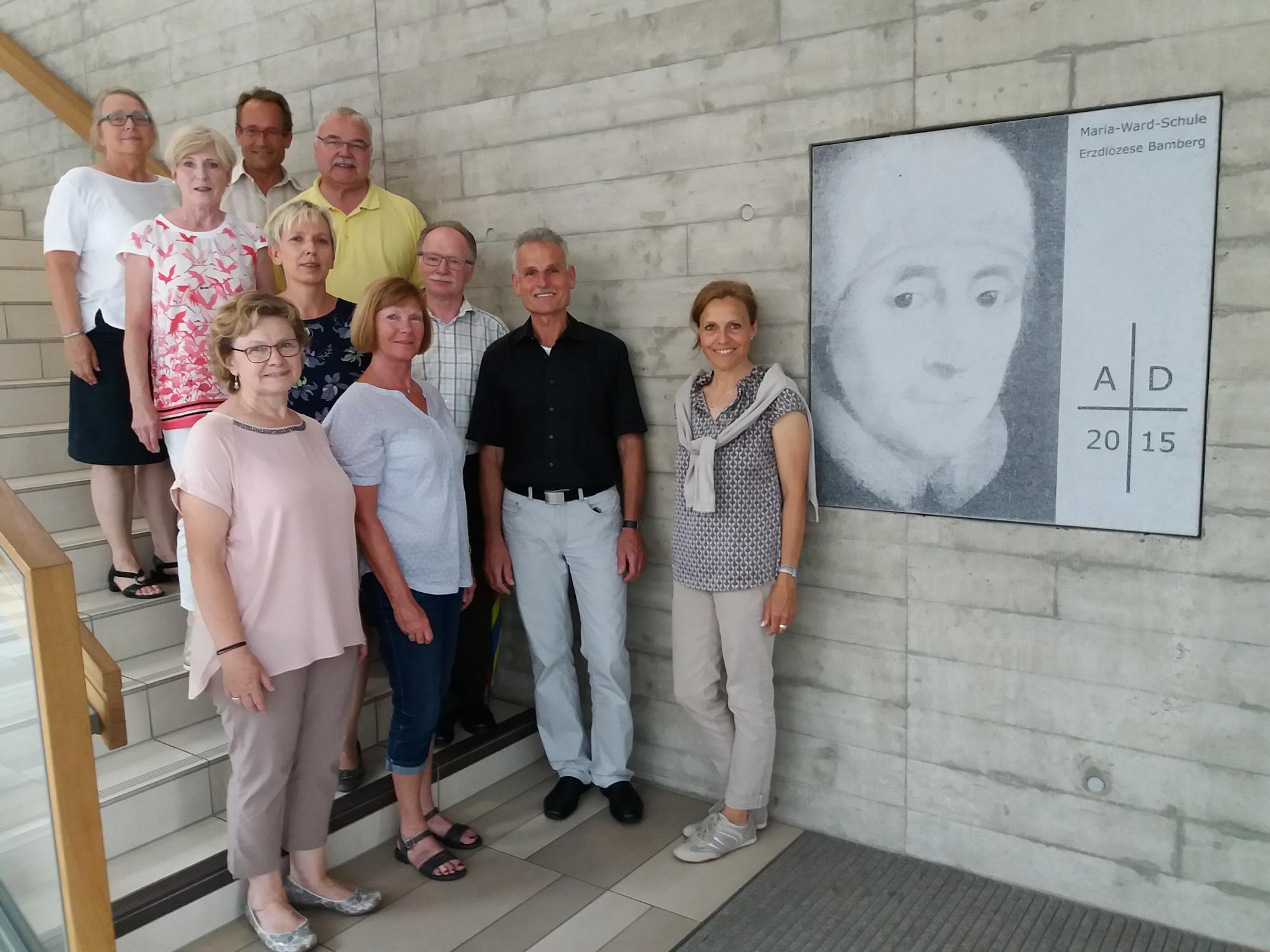 Das Bild zeigt vorne Hr. Franke, neben ihm Petra Schuckert (links), Diözesanbeauftragte der Katholischen Elternschaft und Christiane Kömm (rechts), Vorsitzende des Diözesanfamilienrates