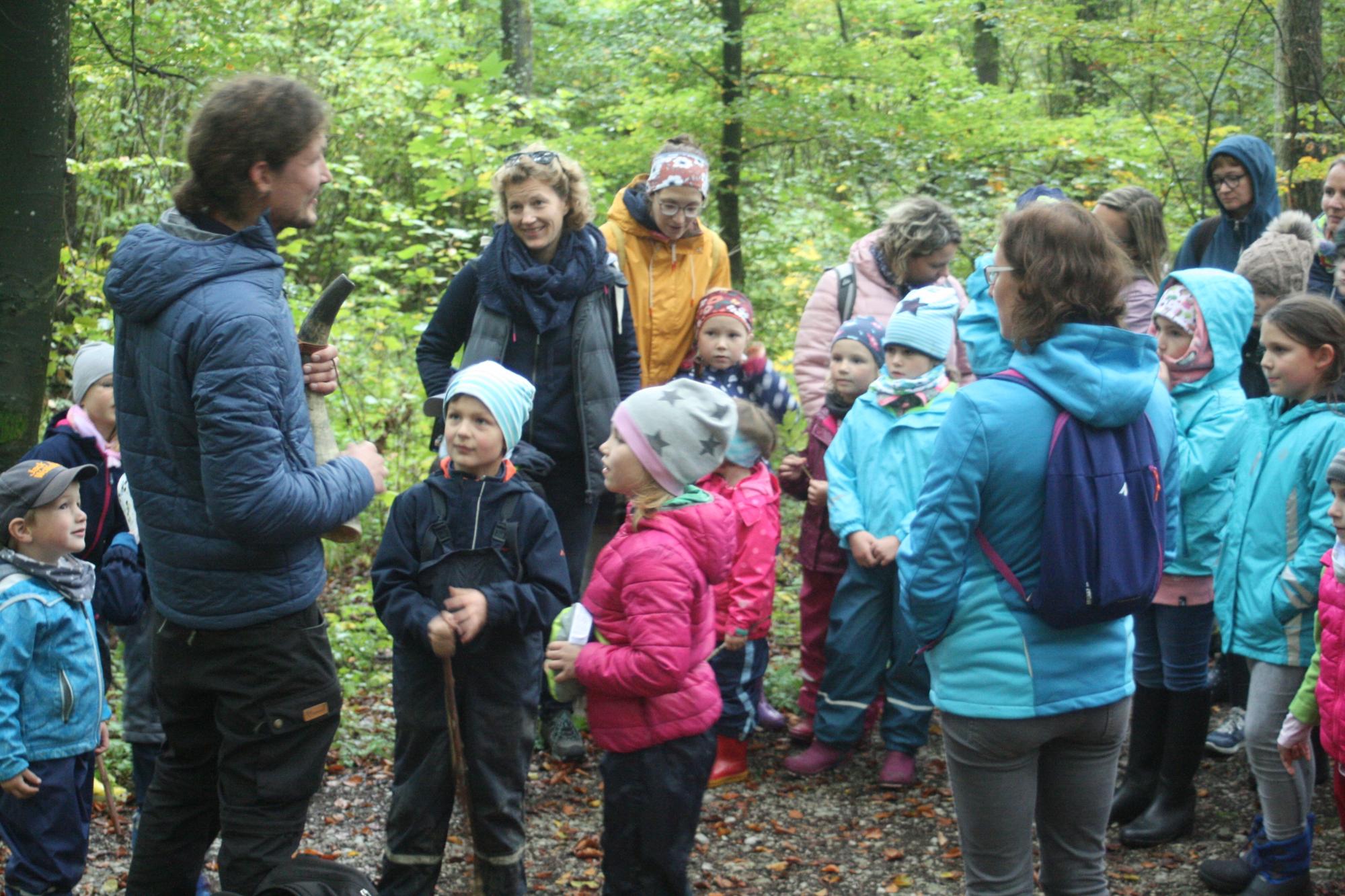 Die Kinder lauschen gespannt Florian Essel