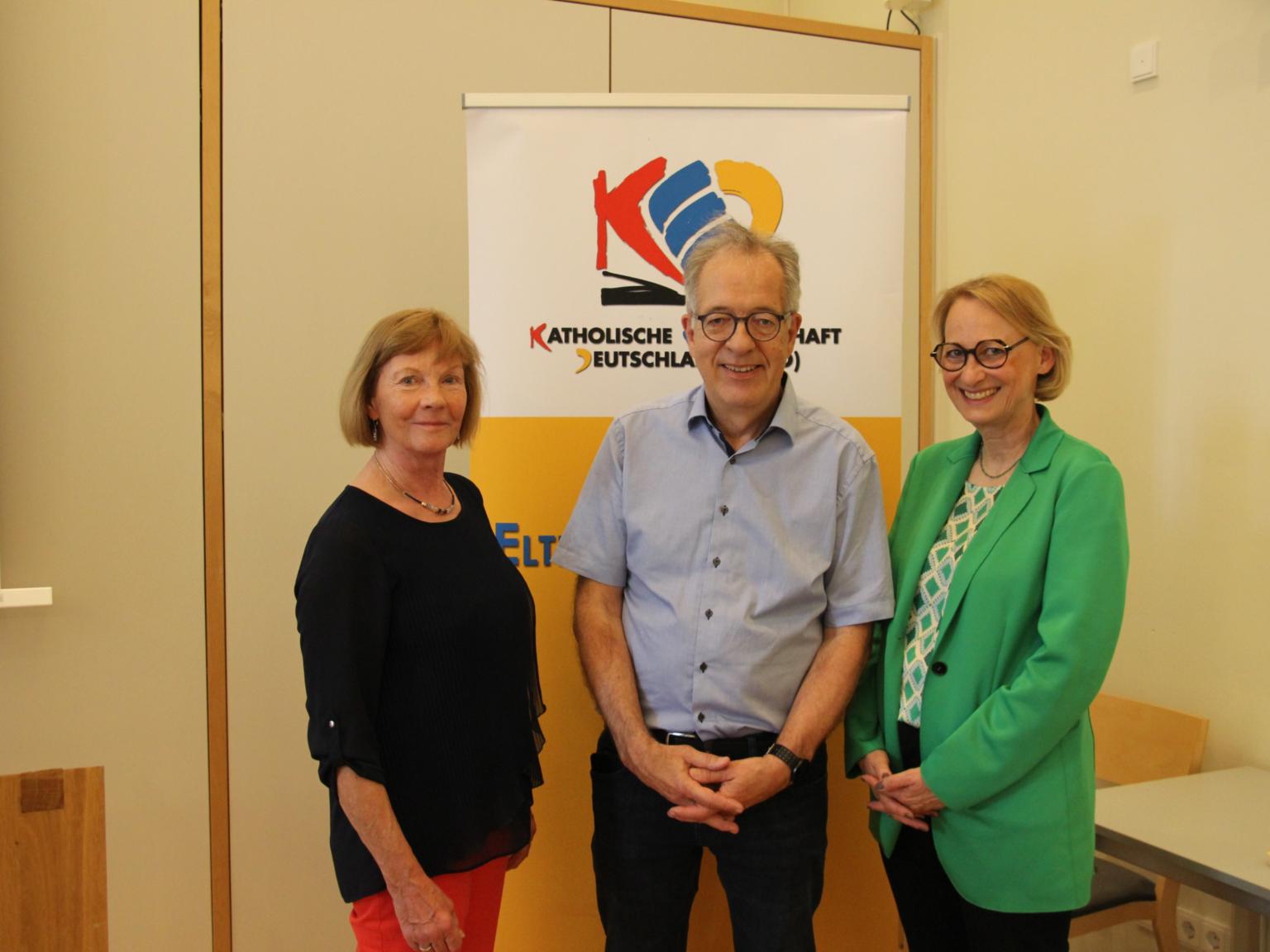 Die KED-Diözesanbeauftragte Petra Schuckert (l.) und die Referenten Prof. Dr. Edgar Friederichs und Petra Friederichs (r.) (c) C. Dillig