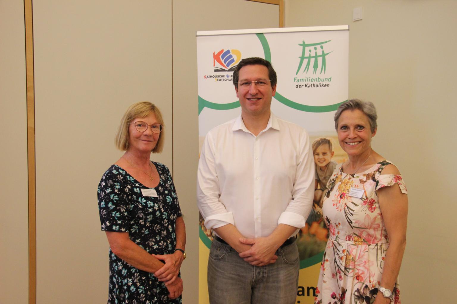 Die Vorsitzenden des Familienbundes, Christiane Kömm (r.) und Petra Schuckert von der Katholischen Elternschaft (l.) freuten sich, Professor Marcel Romanos zum Vortrag begrüßen zu können. (c) C. Dillig