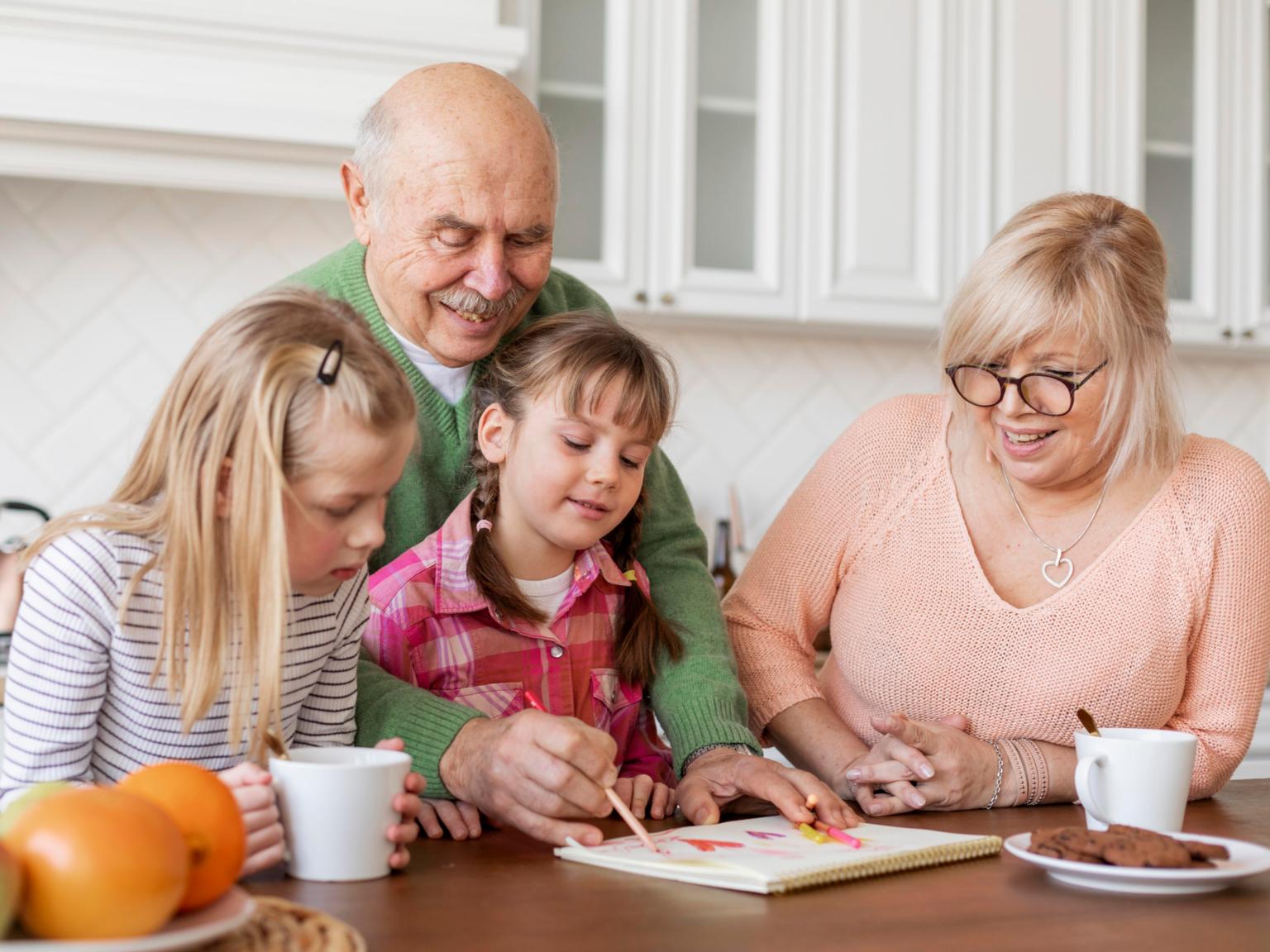 Zeit mit Oma und Opa verbringen (c) freepik.com