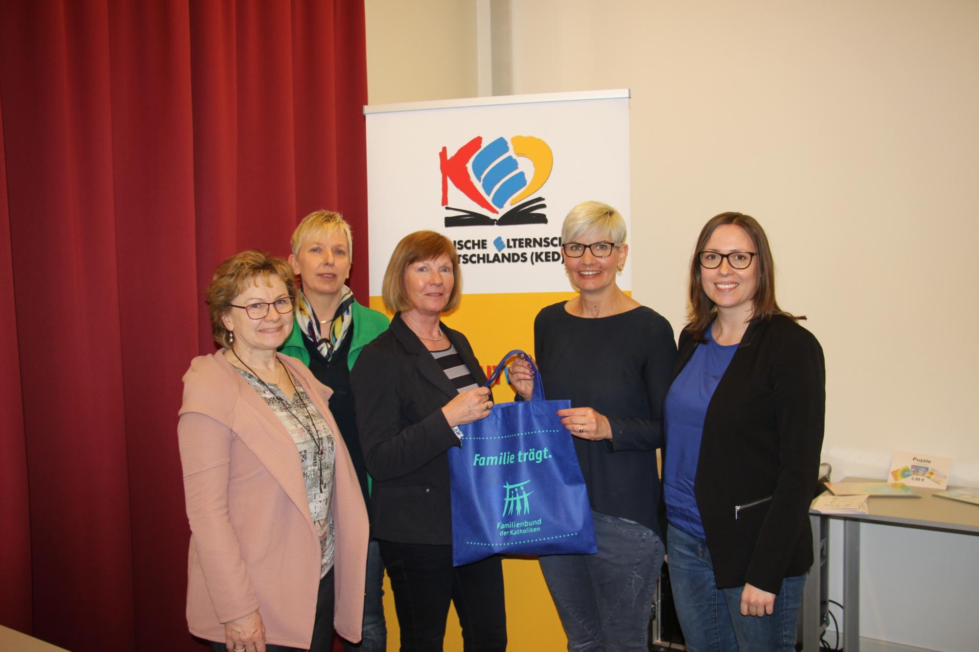 Das KED-Team (v.l.) Lydia Heilmann, Ursula Knitt  und Petra Schuckert sowie Familienbunds-Geschäftsführerin Manuela Hofmann (r.) dankten Sandra Förster (2.v.r.)