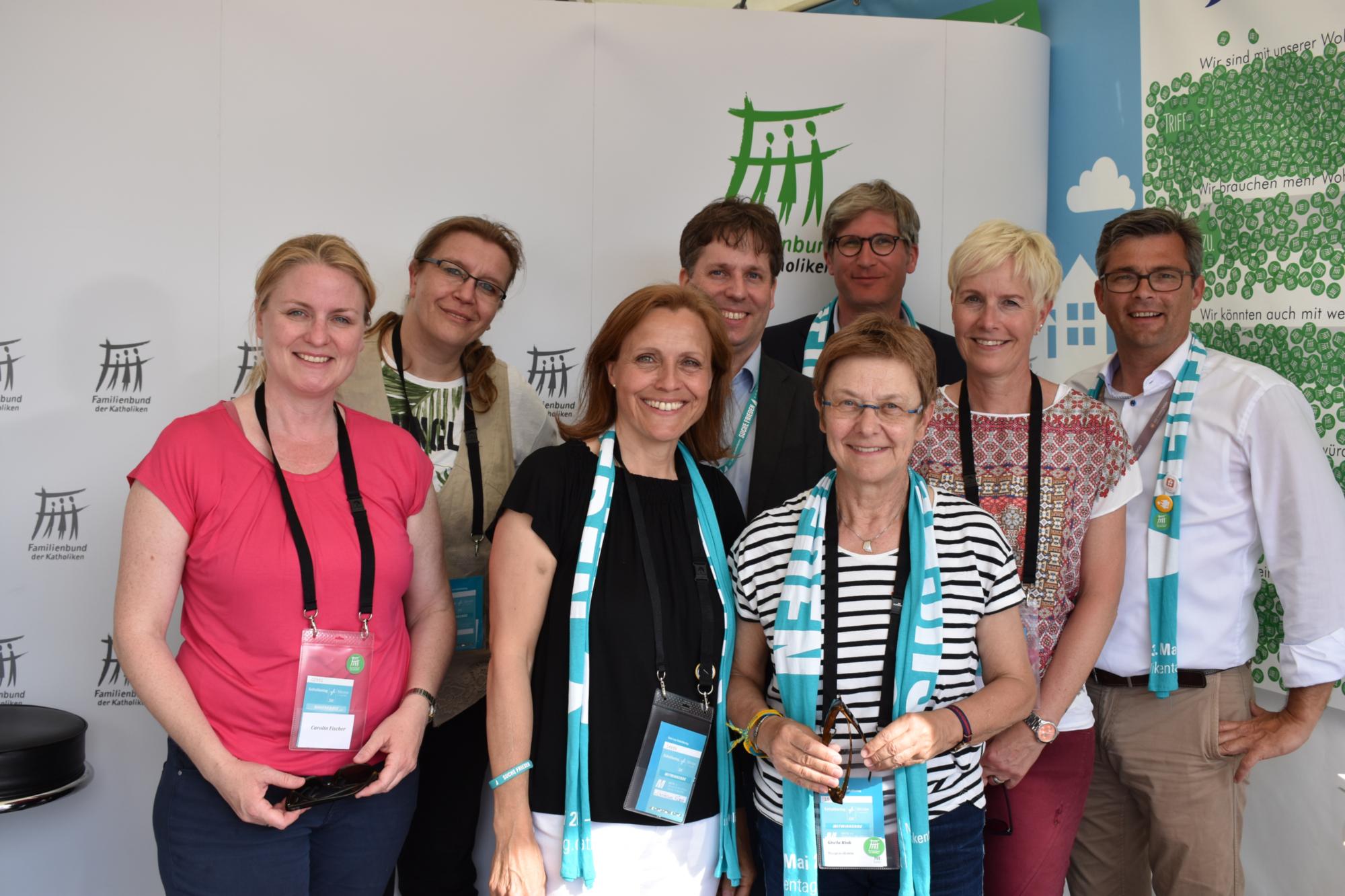 Christiane Kömm (3.v.l.) gemeinsam mit dem Team der Bundesgeschäftsstelle sowie dem Präsidenten des Familienbundes Stefan Becker (rechts außen) und Vizepräsidentin Gisela Rink (vorne rechts)