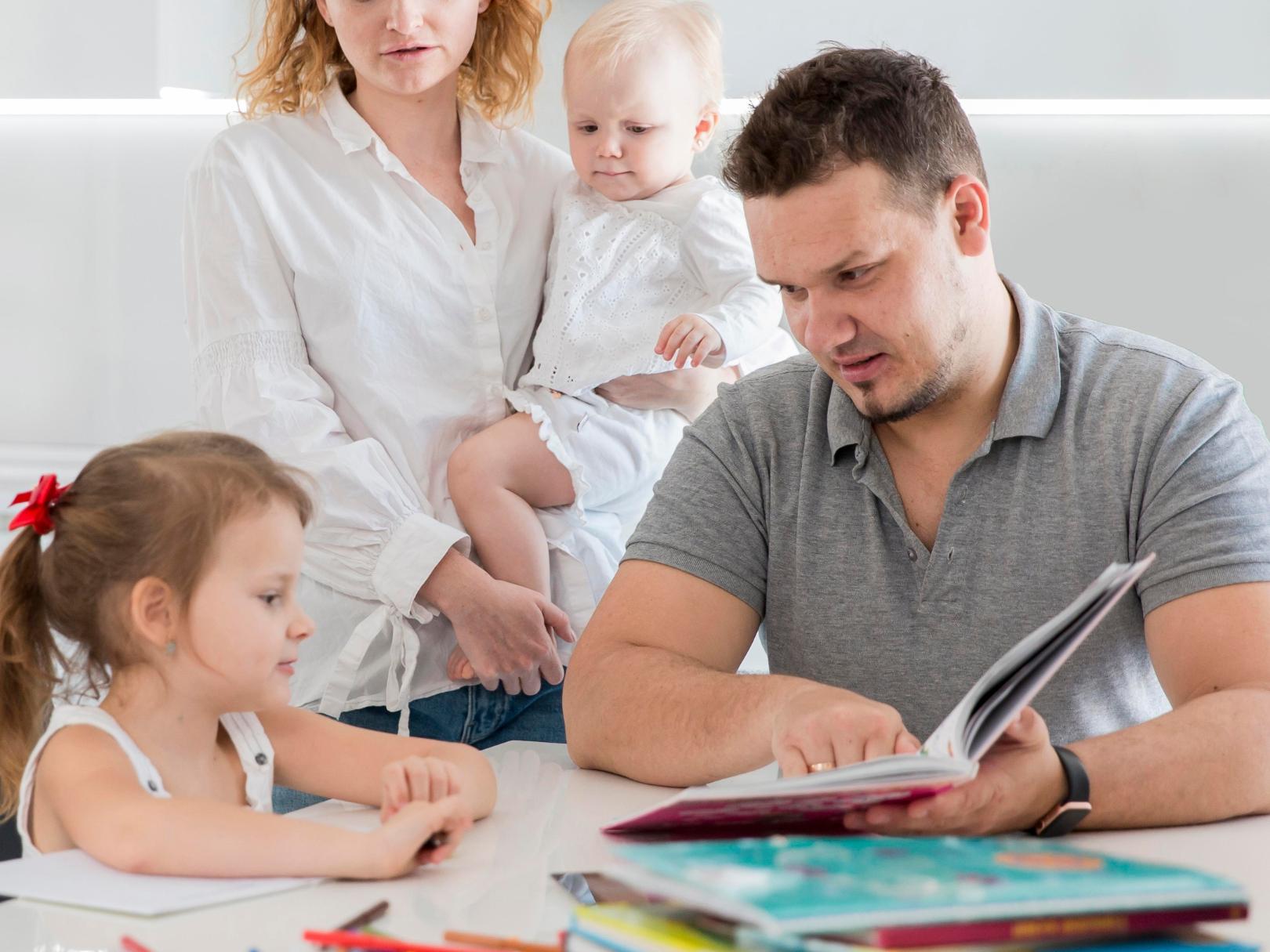 Die Familie ist erste Bildungsstätte für das Kind, erst später spielen Kindergarten und Schule auch eine zentrale Rolle in der Bildung. (c) https://de.freepik.com/fotos-kostenlos