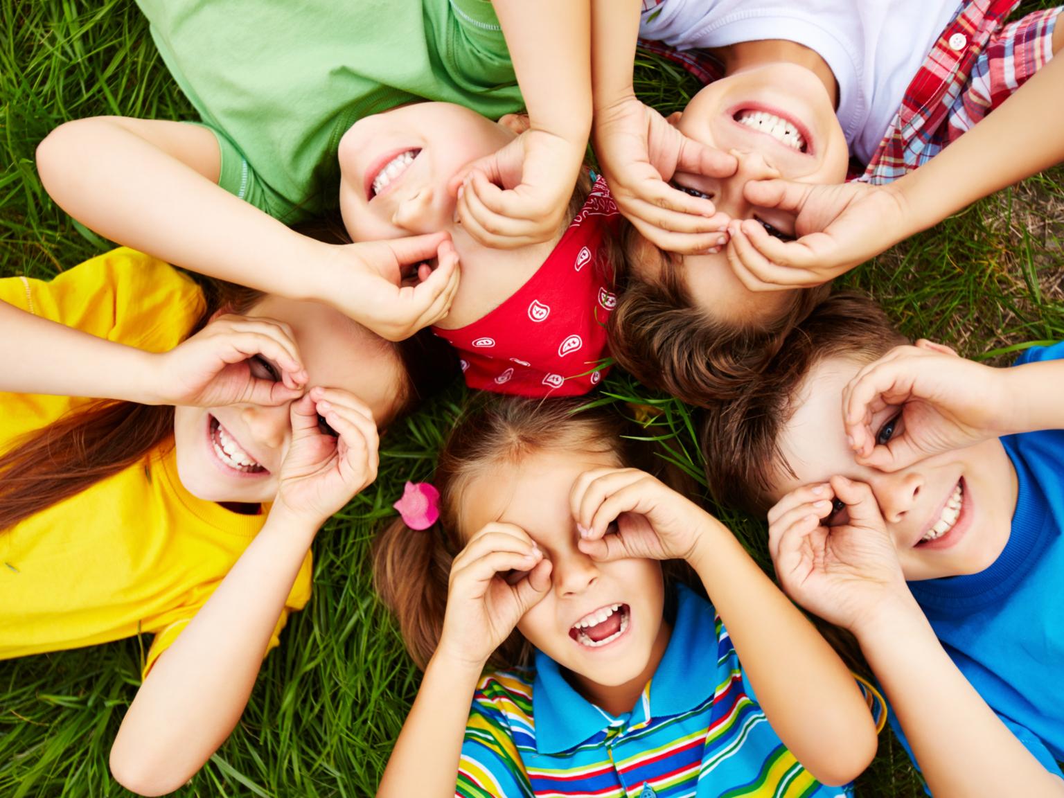 Kinder spielen im Gras (c) magnific.com